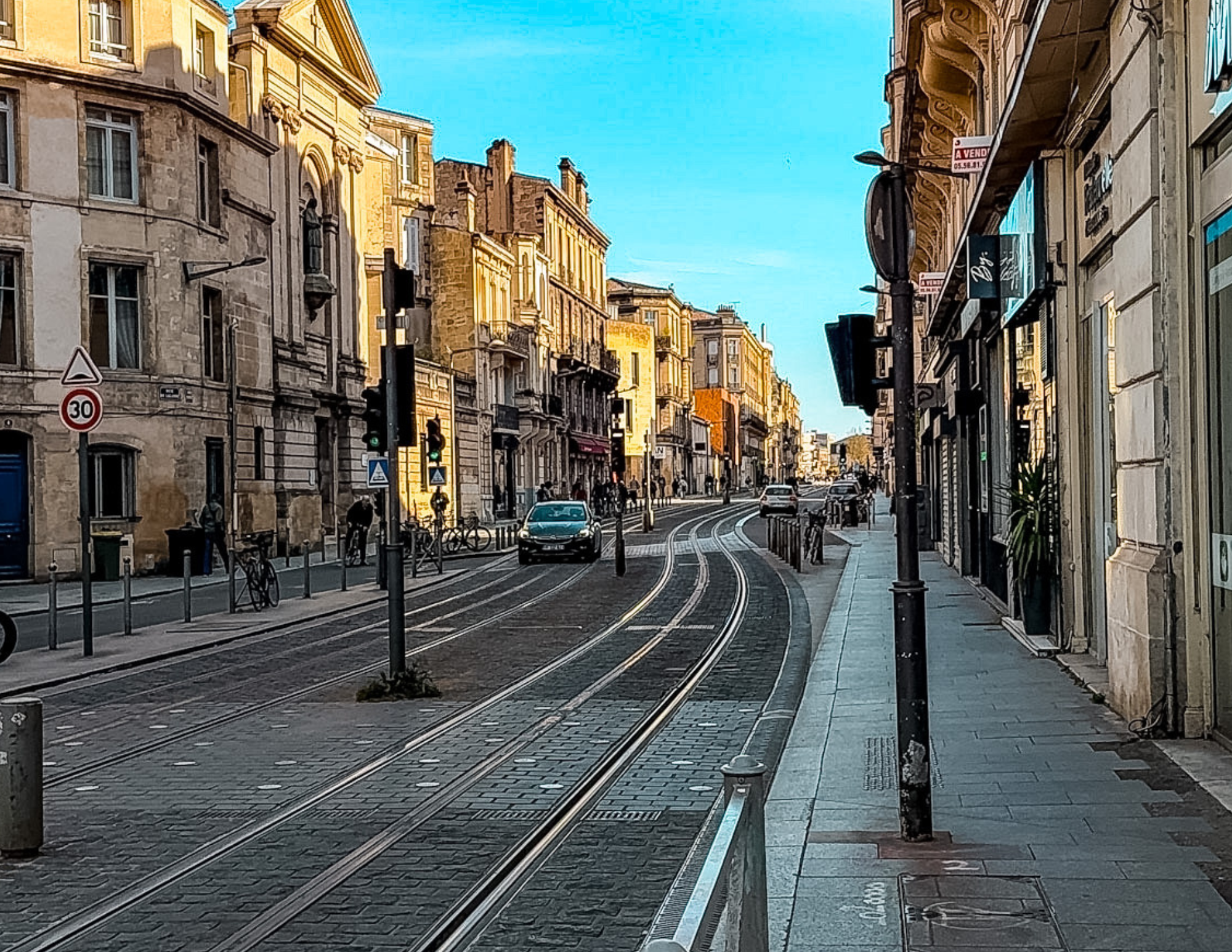 Bordeaux Travel Guide (7).png